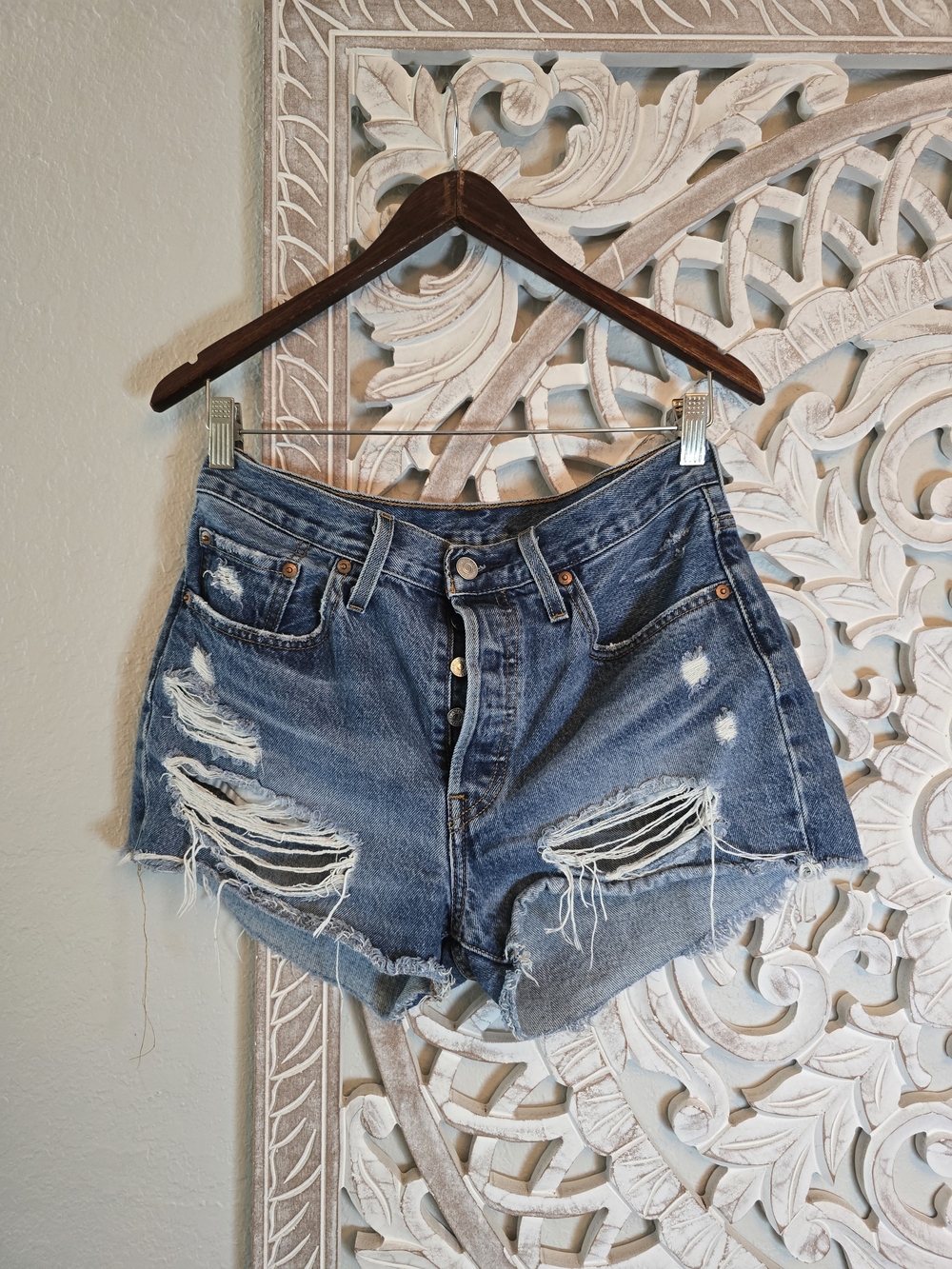Levi's Women's 501 Distressed Denim Shorts Button Fly Frayed Hem 28 - Picture 2 of 11